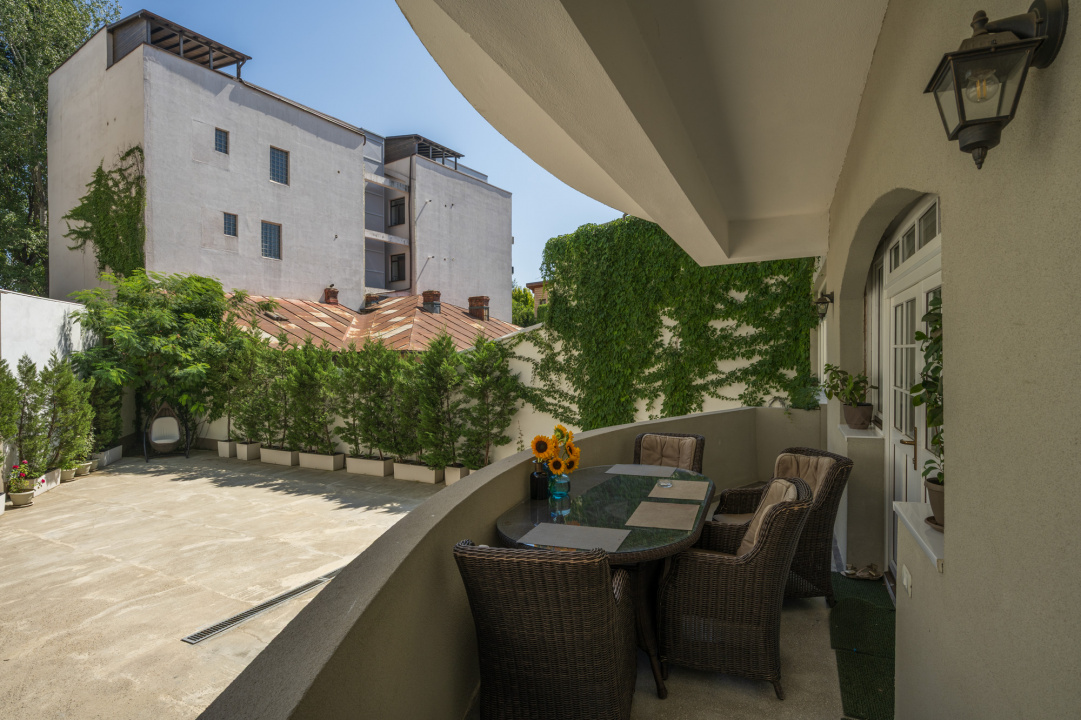 CAROL - EPISCOP CHESARIE, APARTAMENT 250 MP TOTAL, CURTE 250 MP!