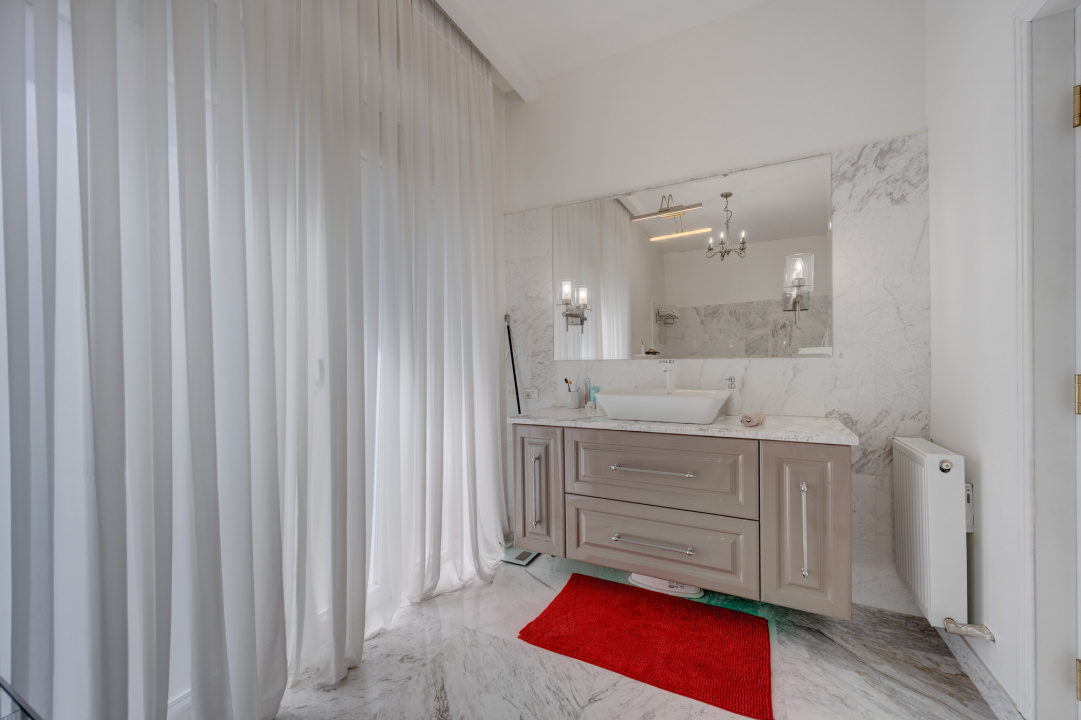 CAROL - EPISCOP CHESARIE, APARTAMENT 250 MP TOTAL, CURTE 250 MP!